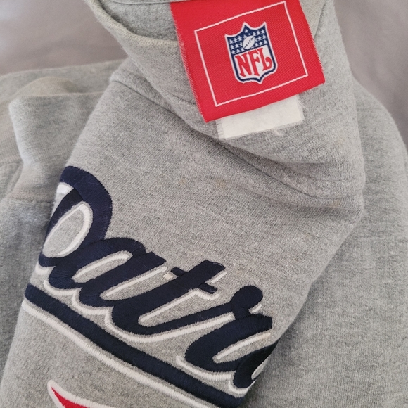 Gently used- Vintage Men's NFL PATRIOTS Gray PULLOVER SWEATER. Fits XXLarge - Picture 9 of 10